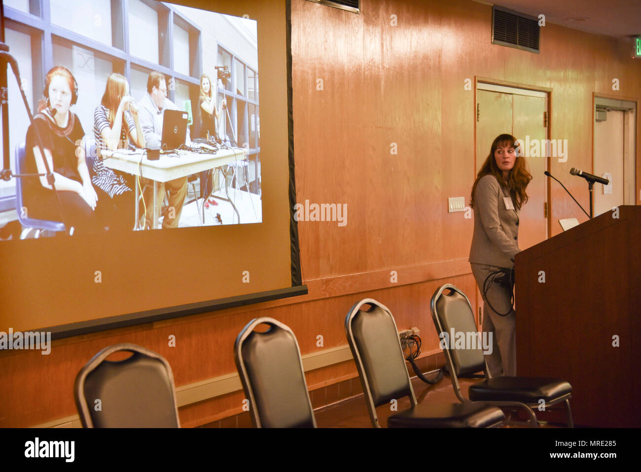 170608-N- HM829-034 Portland, Ore. (Giugno 8, 2017) Heidi Sipe, Umatilla school district sovrintendente, parla a un Superintendents prima colazione presso l'università di Portland durante il Portland Rose Festival Settimana della flotta 2017. La confederazione di Oregon agli amministratori della scuola ospitare questa manifestazione, che serve come una discussione aperta tra Portland area school superintendents, dirigenti aziendali e capi militari su sforzi comuni per migliorare l educazione dei giovani. Il festival e Portland Settimana della flotta sono una festa del mare servizi con marinai, Marines, costa e guardie da Stati Uniti e Canada facendo Foto Stock