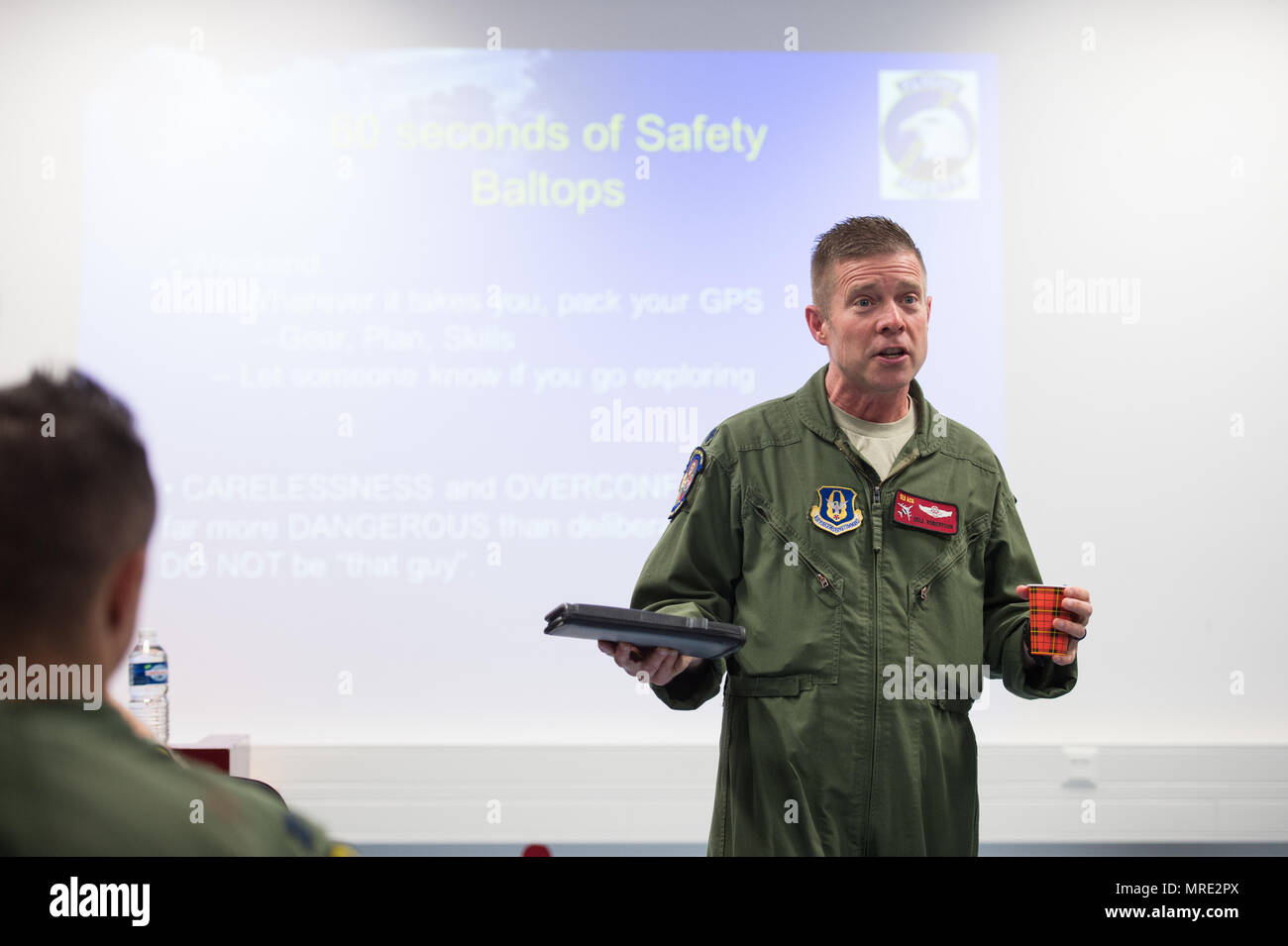 Lt. Col. Dell Robertson, un responsabile della sicurezza con il 513th aria del gruppo di controllo, dà una sicurezza di volo breve il 9 giugno 2017, prima di una E-3 Sentry Airborne Warning e sistema di controllo missione BALTOPS supporto 2017. Robertson è uno dei quasi 100 riservisti dal 513th aria gruppo di controllo distribuiti a supporto BALTOPS 2017, che è la prima volta che un U.S. E-3 Sentry è volato in una esercitazione NATO in vent'anni. (U.S. Air Force foto/2 Lt. Caleb Wanzer) Foto Stock