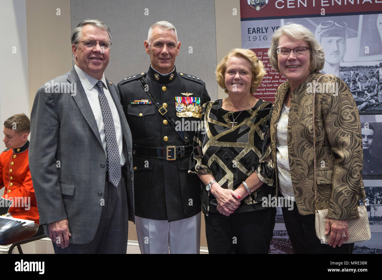 Stati Uniti Marine Corps Lt. Gen. Rex C. McMillian, commander, U.S. Marine Corps Riserva di forze e forze Marine Comando Nord e sua moglie posano per una foto con gli ospiti durante un ricevimento prima di una serata parade presso caserma marini Washington, Washington D.C., Giugno 2, 2017. Serata di sfilate vengono mantenuti come un mezzo di onorare gli alti funzionari, illustri cittadini e sostenitori del Marine Corps. (U.S. Marine Corps photo by Lance Cpl. Alex A. Quiles) Foto Stock