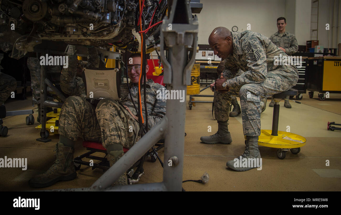 Capo Comandante Sergente della Air Force Kaleth O. Wright parla con Airman 1. Classe Jeremy Daniels, trentacinquesimo squadrone manutenzione propulsione aerospaziale artigiano, durante la sua Pacific Air Forces " tour di immersione a Misawa combatté Air Base, Giappone, 9 giugno 2017. Wright ha visitato vari centri di lavoro, concentrando la sua visita a soluzioni innovative di aviatori che contribuiscono alla crescita complessiva della Air Force. Egli ha inoltre sat con gli avieri e sottufficiali per saperne di più circa le loro preoccupazioni circa la forza dell'aria. (U.S. Air Force foto di Senior Airman Silvano Heitzman) Foto Stock