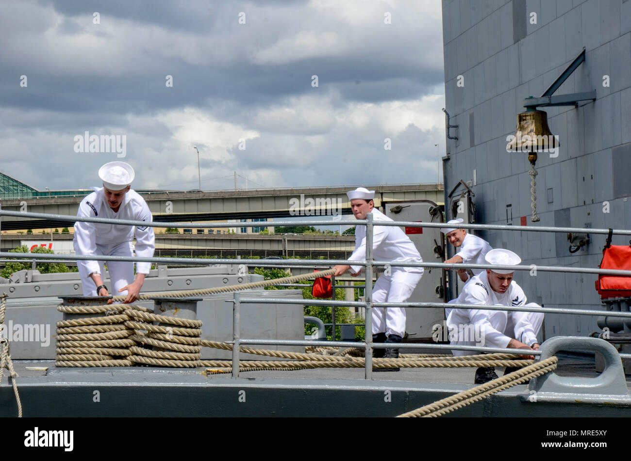 PORTLAND, Ore. (Giugno 8, 2017) Il Ticonderoga-class guidato-missili cruiser USS Bunker Hill (CG 52) arriva a Portland per Rose Festival Settimana della flotta. Il festival e Portland Settimana della flotta sono una festa del mare servizi con i marinai, marine, e Guardia Costiera membri provenienti da Stati Uniti e Canada che rendono la città una porta di chiamata. (U.S. Foto di Marina di Massa lo specialista di comunicazione di terza classe Alana Langdon/rilasciato) Foto Stock