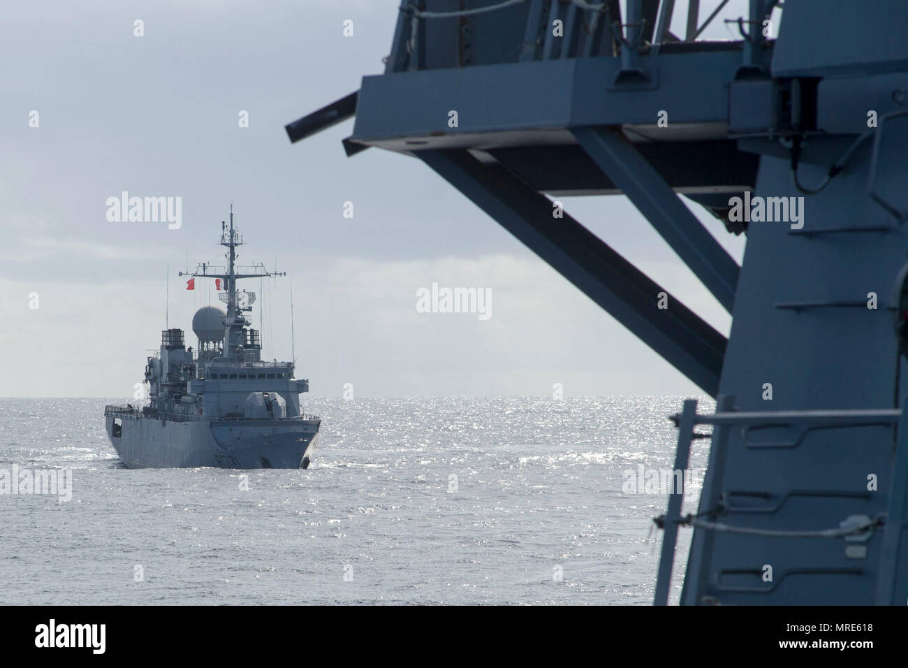 170606-N-ZW825-246 sul Mare del Sud della Cina (6 giugno 2017) la marina francese frigate Prairial FS (FS 731) transita sul Mare del Sud della Cina sul lato a tribordo della Arleigh Burke-class guidato-missile destroyer USS Sterett (DDG 104). Sterett è parte della superficie Sterett-Dewey Action Group ed è il terzo gruppo di distribuzione che operano sotto il comando ed il controllo costrutto denominato 3a flotta in avanti. Stati Uniti 3a flotta operante in avanti offre opzioni aggiuntive per la flotta del Pacifico commander sfruttando le capacità del 3° e 7° flotte. (U.S. Foto di Marina di Massa lo specialista di comunicazione 1a classe Byron C Foto Stock