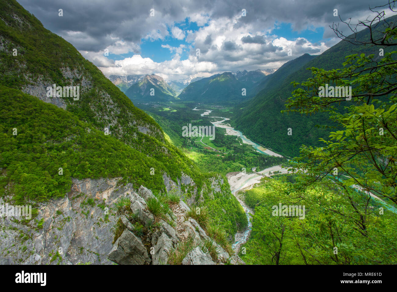 Incredibili vedute dell'Isonzo - Soca river valley dalla cima di una montagna. Ripida passeggiata sull orlo di una cascata, bellissime viste da sopra. Foto Stock