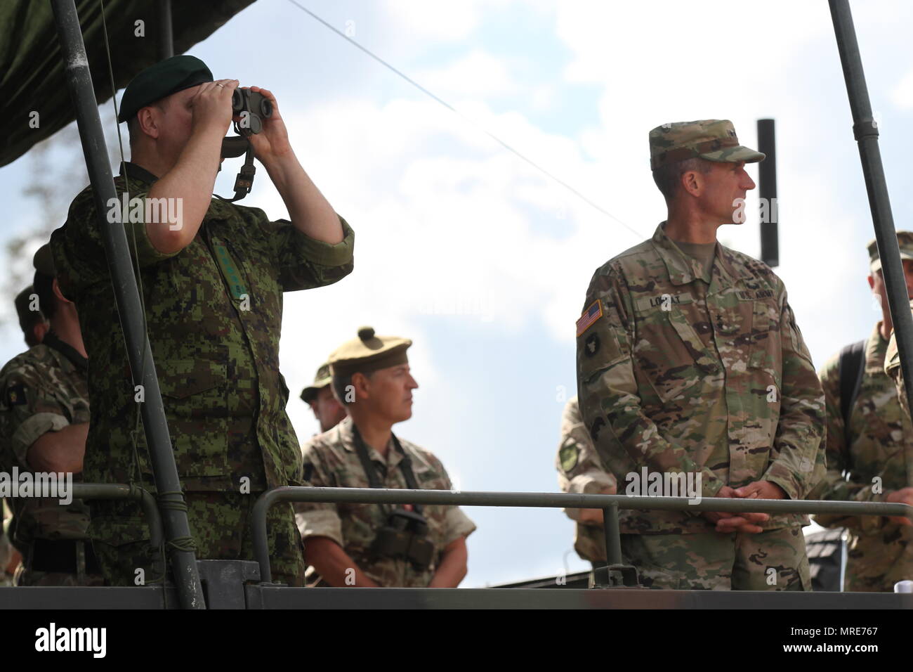 TAPA, Estonia - STATI UNITI Esercito il Mag. Gen. Neal Loidolt, sulla destra, Vice aiutante generale per il Minnesota Guardia nazionale, St. Paul, Minn. ed esercitare il direttore del saber Strike 17, e l'estone Gen. Riho Terras, sulla sinistra, comandante della estone di Forze di Difesa guarda la Saber Strike 17 dimostrazione, come pure i leader militari e supporti su giu 10. Saber Strike è un U.S. Esercito Europa-led multinazionale di forze combinate esercizio nella regione del Mar Baltico. Le prove di esercizio la capacità di più nazioni per rispondere collettivamente contro qualsiasi minaccia. (U.S. Foto dell'esercito da Staff Sgt. Jil Foto Stock