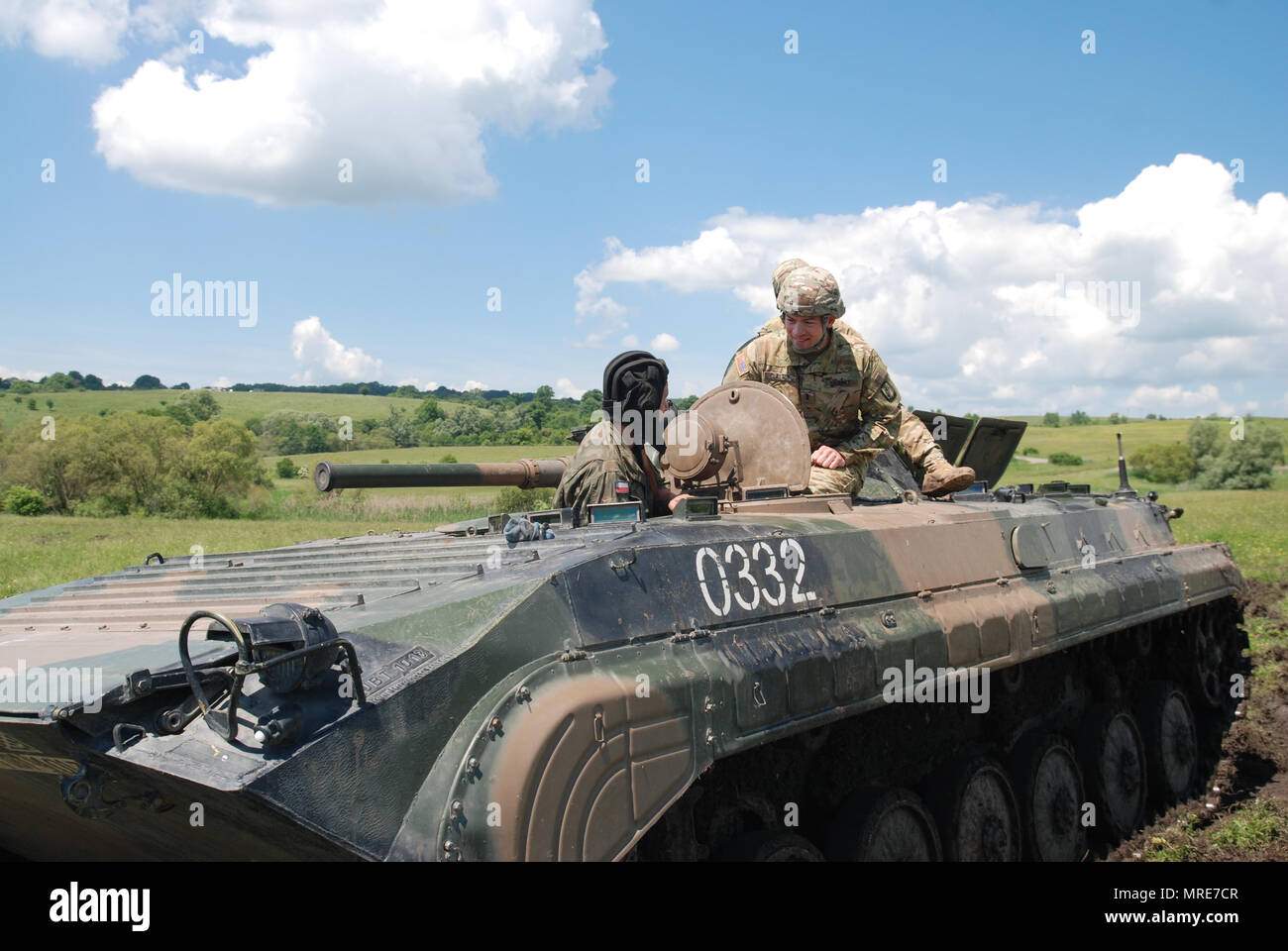 1 giugno 20170, soldati dell'esercito degli Stati Uniti condotta training di familiarizzazione con il polacco cingolato anfibio combattendo i veicoli di fanteria BWP-1s, come parte di esercitazione NATO nobile Jump 2017. Credito: Cpt Katarzyna Sawicka Foto Stock