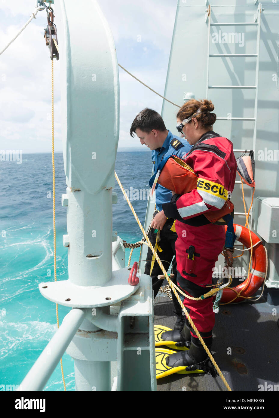 BARBADOS - Leading Seaman Justine Boivin dal Royal Canadian Navy posizioni per entrare in acqua al fine di recuperare una simulazione di incidente come di sua maestà nave canadese KINGSTON conduce un subacqueo posizione di recupero della formazione durante la fase di esercizio TRADEWINDS 17 in Barbados il 09 giugno 2017. (Forze canadesi comune centro immagini foto di avr Desiree T. Bourdon) Foto Stock