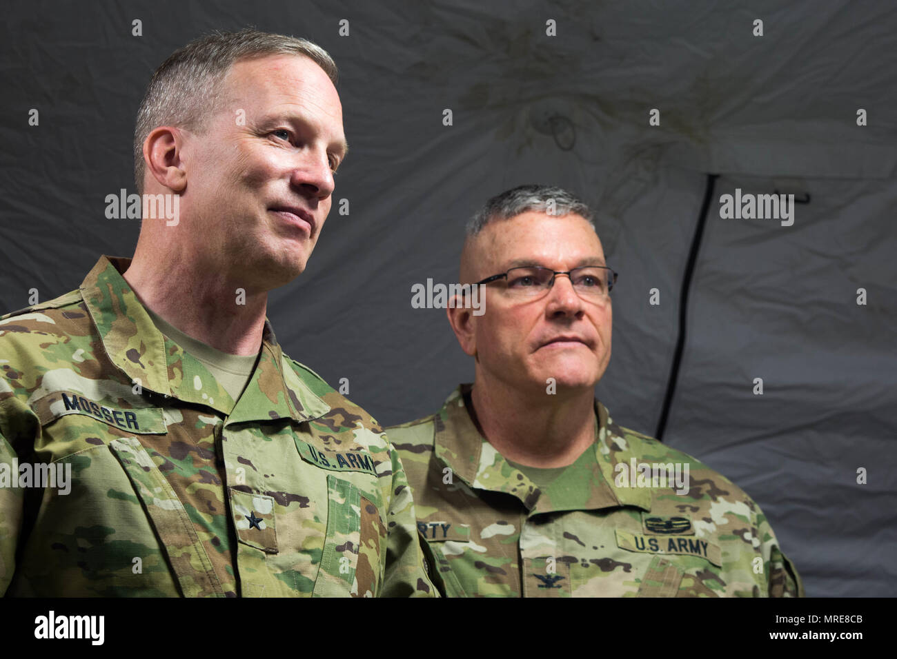 Brig. Gen. Gregorio Mosser, il comandante generale del 364 Expeditionary Supporto comando, e Col. Robert Moriarty, comandante della 96ª Brigata di supporto, tour la cella di manutenzione durante il funzionamento di esercizio sostenere Fury in Ogden, Utah, 10 giugno 2017. L'esercizio fornisce scenari di nozionale e formazione parallela al real-gli eventi del mondo. Foto Stock