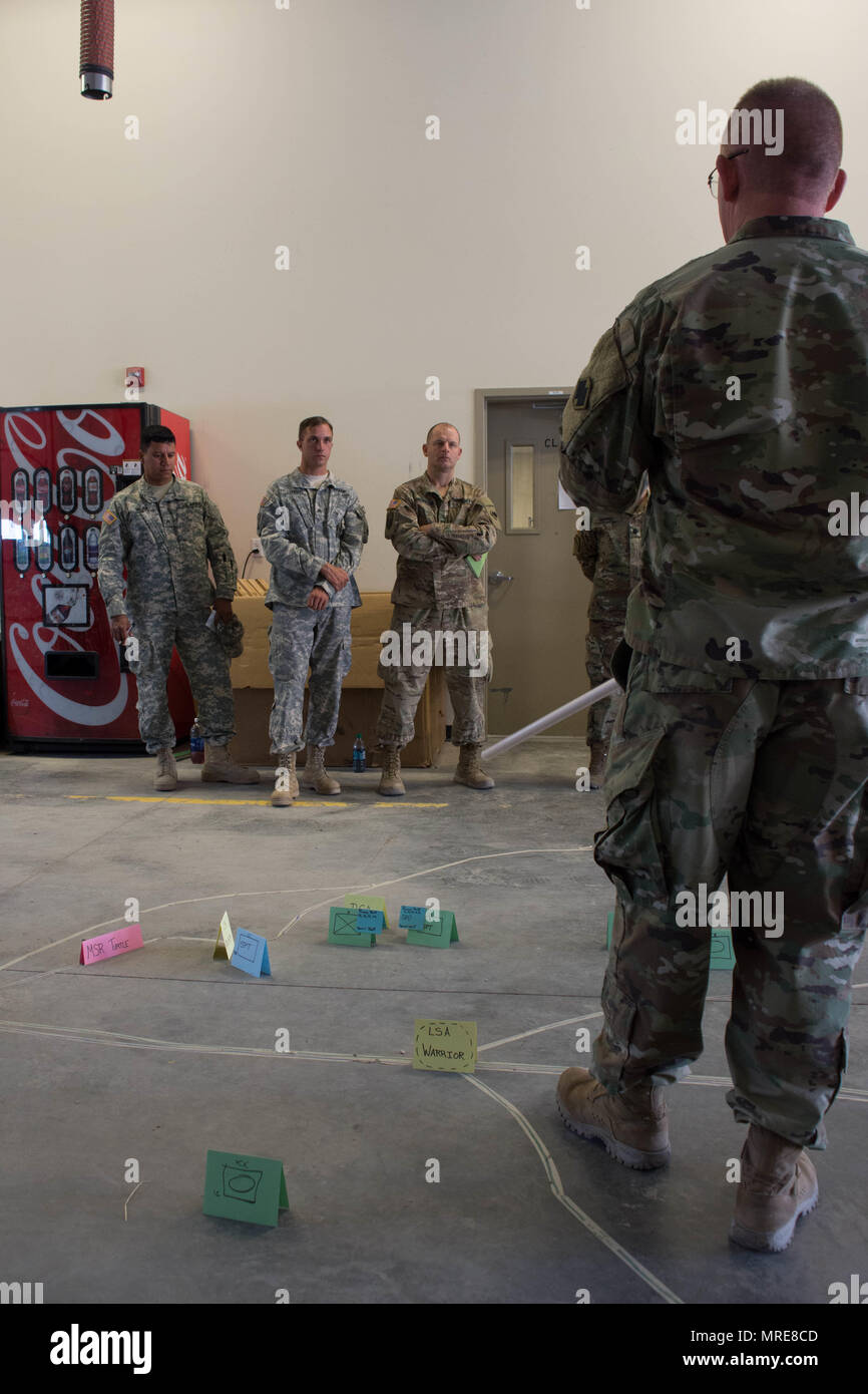 Lt. Col. Andy amore, supporto operations officer con la 96Supporto brigata, spiega vari giocatori nozionale nell'esercizio funzionamento sostenere Fury in Ogden, Utah, 10 giugno 2017. L'esercizio fornisce scenari di nozionale e formazione parallela al real-gli eventi del mondo. Foto Stock