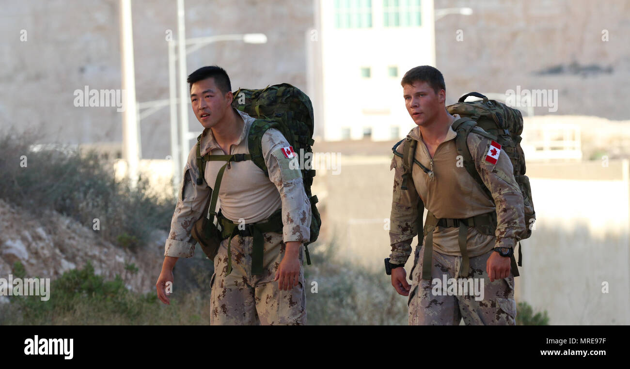 Il cap. Han Choi (sinistra) e Cpl. Jared Ewald delle forze armate canadesi completare una 12 km ruck marzo durante l'ultima giornata di qualificazione per l'esercito tedesco Proficiency Badge 29 maggio 2017, nei pressi di Amman, Giordania. Choi e Ewald unita una U.S. Air Force Airman e più di 50 Stati Uniti I soldati dell esercito a guadagnarsi il GAFPB, una decorazione delle forze armate tedesche che è autorizzata per l'usura dai militari statunitensi. (U.S. Esercito foto di Sgt. 1. Classe Kenneth Upsall) Foto Stock