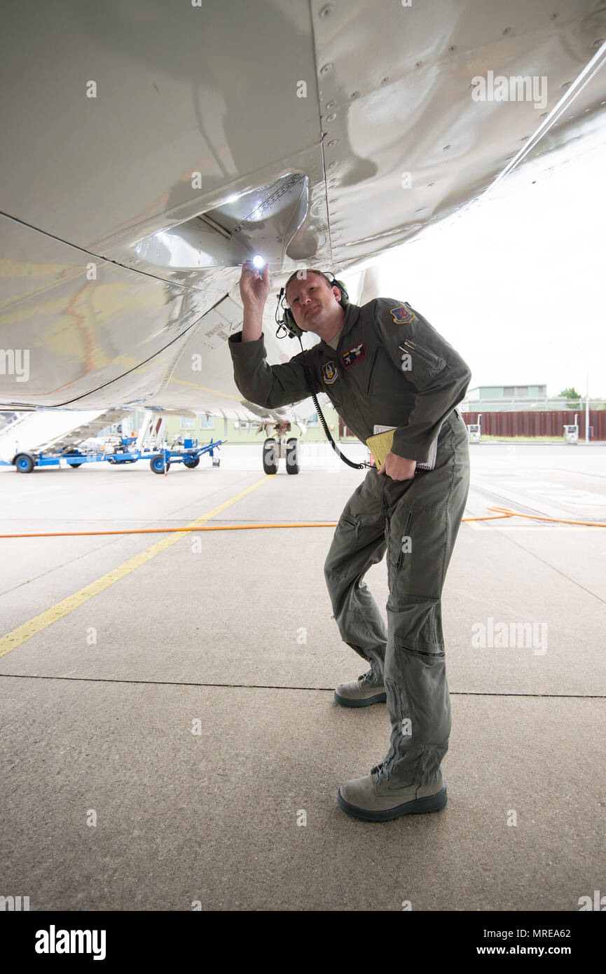 Il personale Sgt. Jesse Egert, un tecnico di volo assegnato alla 970th Airborne Air Control Squadron, esegue una ispezione pre-volo di un'E-3 Sentry Airborne Warning e sistema di controllo aereo il 12 giugno 2017, presso la NATO Air Base Geilenkirchen, Germania, prima di una missione di supporto del BALTOPS 2017 esercizio. E-3 Sentry e quasi 100 riservisti dal 513th aria del gruppo di controllo sono distribuiti nel supporto di BALTOPS 2017, che è la prima volta che un U.S. E-3 Sentry ha sostenuto una esercitazione NATO in vent'anni. (U.S. Air Force foto/2 Lt. Caleb Wanzer) Foto Stock