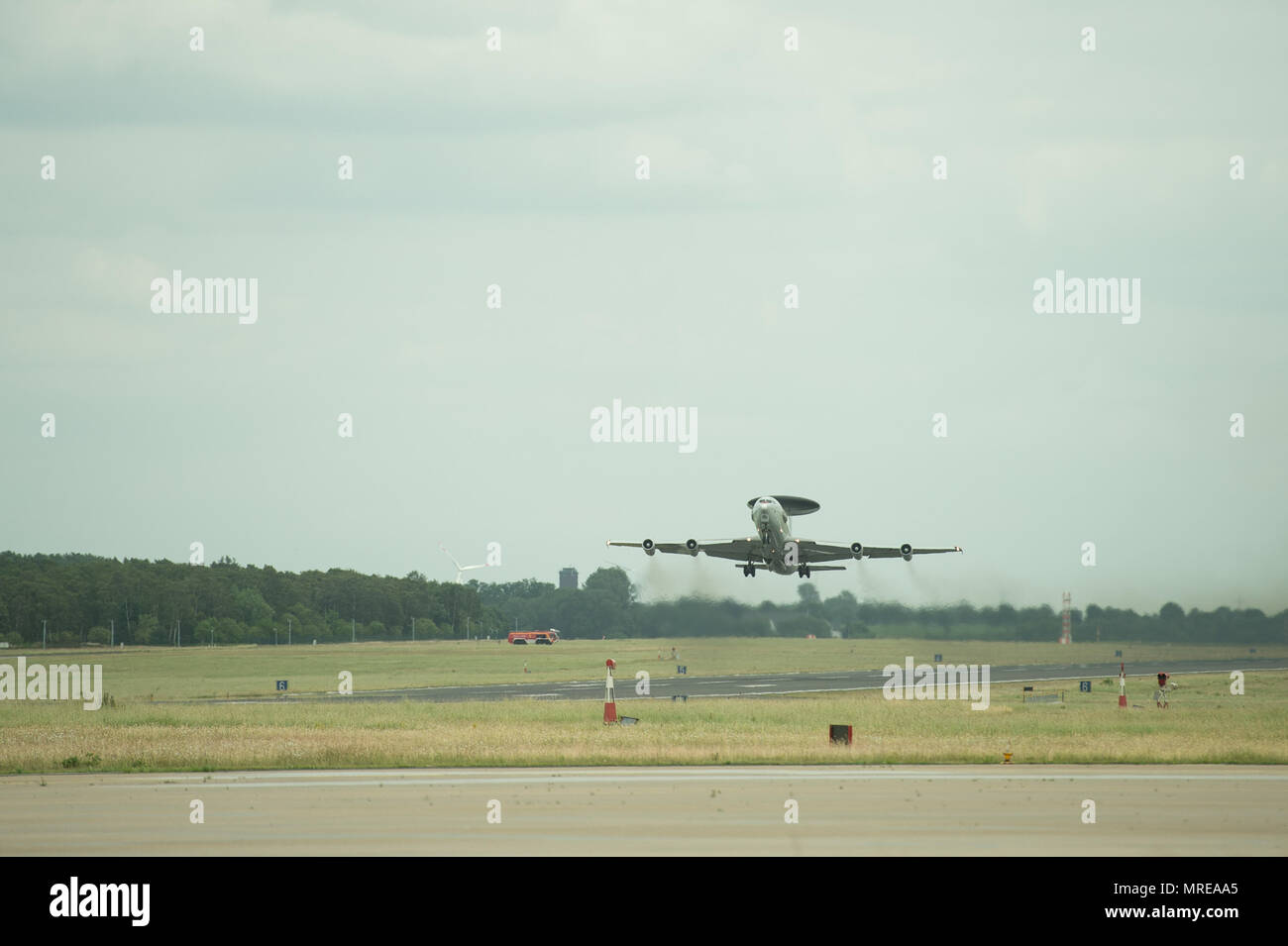 Un'E-3 Sentry Airborne Warning e sistema di controllo aereo decolla il 12 giugno 2017, presso la NATO Air Base Geilenkirchen, Germania, durante una missione a sostegno della BALTOPS 2017 esercizio. E-3 Sentry e quasi 100 riservisti dal 513th aria del gruppo di controllo sono distribuiti nel supporto di BALTOPS 2017, che è la prima volta che un U.S. E-3 Sentry ha sostenuto una esercitazione NATO in vent'anni. (U.S. Air Force foto/2 Lt. Caleb Wanzer) Foto Stock