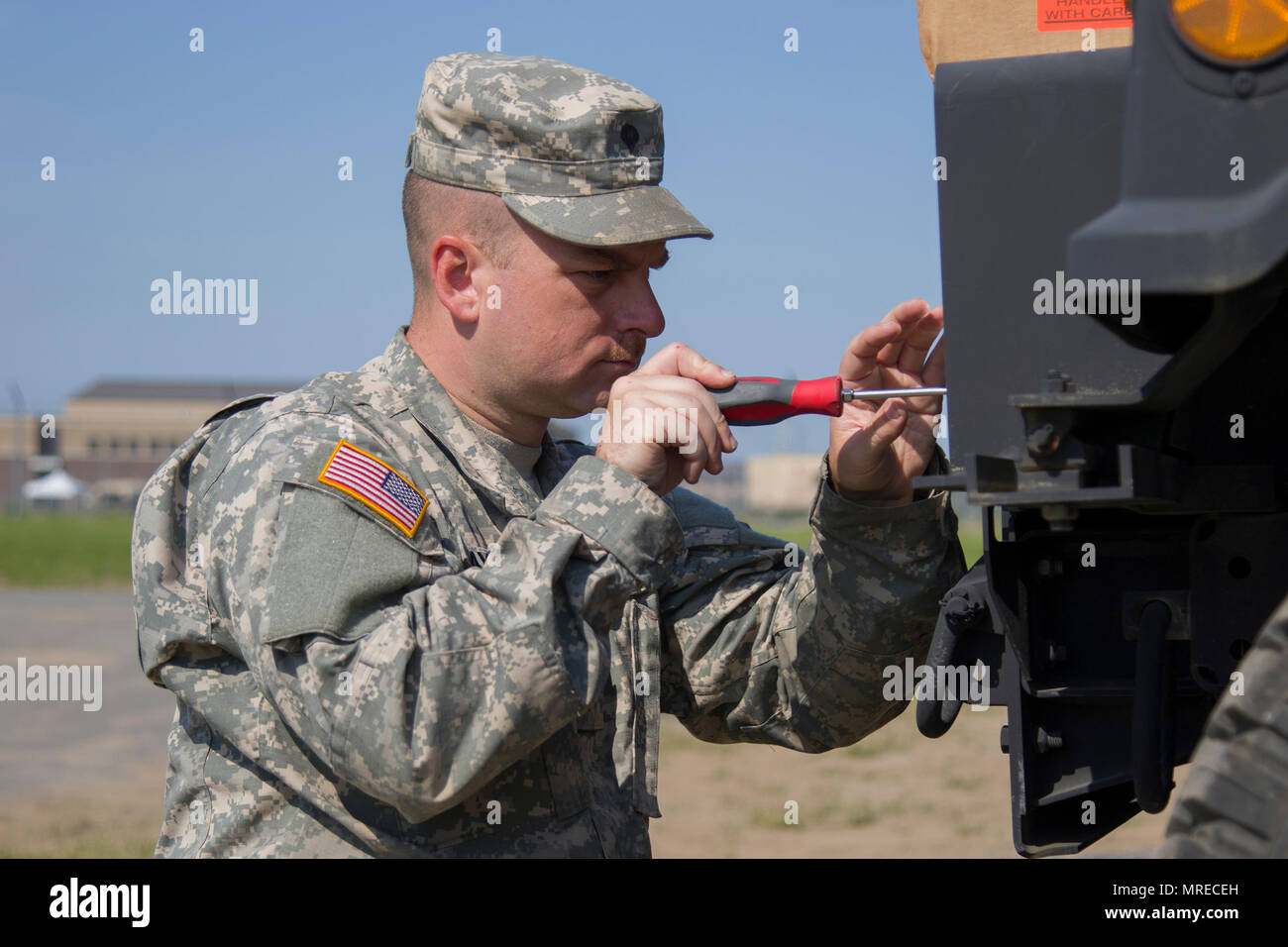 Stati Uniti Army Spc. Kale Raymond, Echo Company, 186th brigata battaglione di supporto, 86a brigata di fanteria combattere Team (montagna), Vermont Guardia nazionale, sostituisce un Humvee è il faro a Fort Drum, N.Y., 10 giugno 2017. Raymond e SPC. Kyle Spaulding siete sono solo la meccanica di supporto del 86º IBCT (MTN) durante un esercizio warfighter condotta per formazione annuale. (U.S. Esercito nazionale Guard foto di Spc. Avery Cunningham) Foto Stock