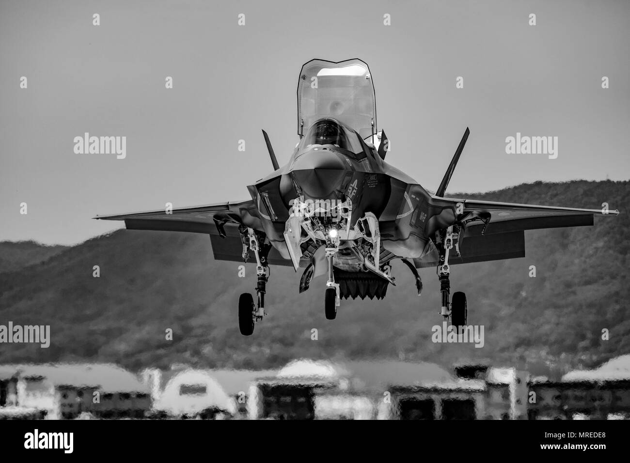 Un U.S. Marine Corps F-35B Lightning II con Marine Fighter Attack Squadron (VMFA) 121, alberga tettuccio prima di effettuare un atterraggio verticale al Marine Corps Air Station Iwakuni, Giappone, 13 giugno 2017. VMFA-121 è permanentemente stazionati a MCAS Iwakuni ed appartiene alle Marine Aircraft Group 12, 1° Marine ala di aereo III Marine Expeditionary Force. La F-35B Lightning II è una quinta generazione di fighter, che è il primo al mondo di funzionamento breve supersonico di decollo e atterraggio verticale aerei. La F-35B porta agilità strategica, flessibilità operativa e tattica di supremazia a III MEF con un mi Foto Stock