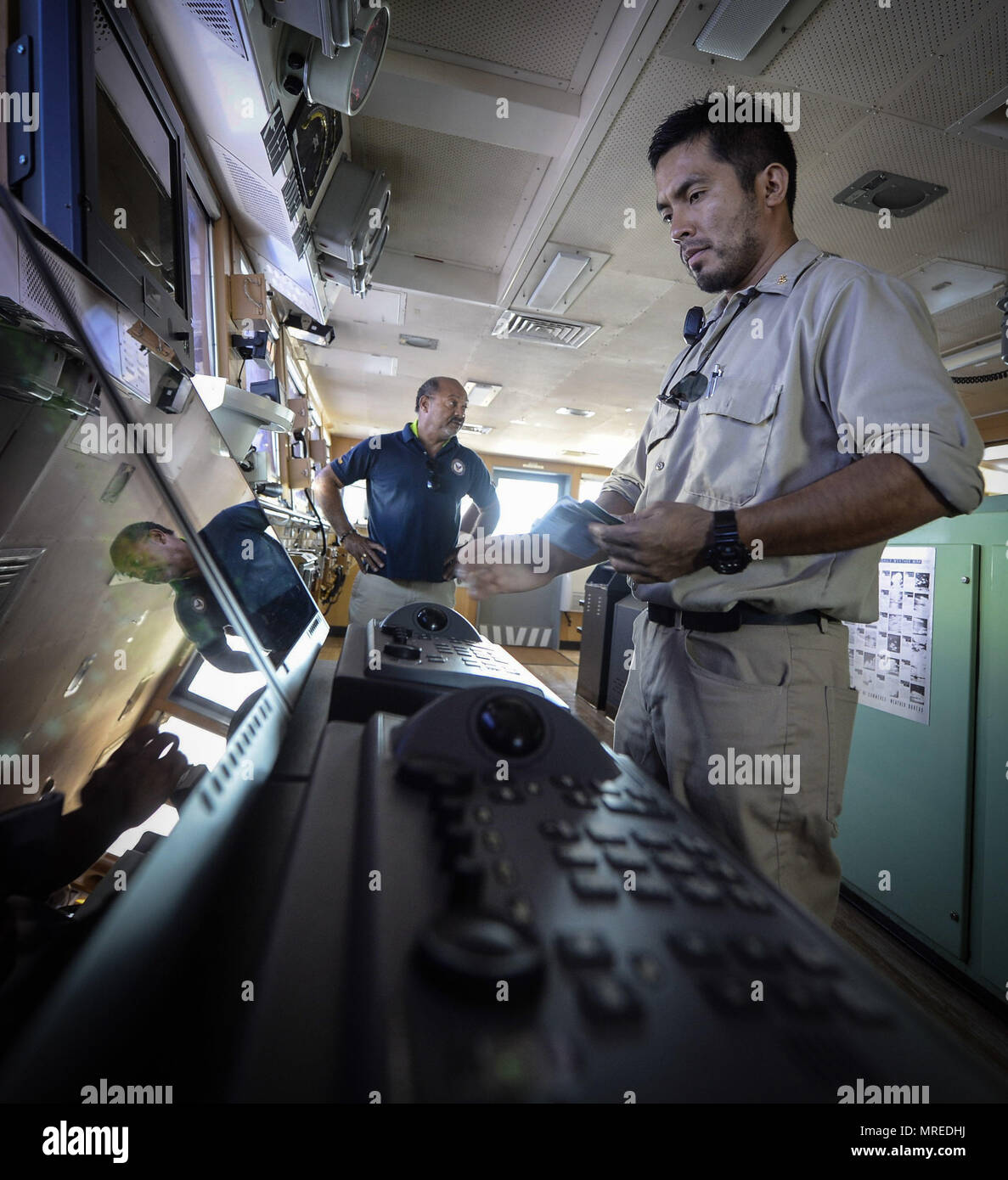 Un mariner, assegnato a USNS John Ericsson (T-AO 194), utilizza un radar durante le operazioni di ponte nell'Oceano Pacifico Giugno 8, 2017. Ericsson è un militare Sealift nave di comando che coadiuva la U.S. Navy missione con la fornitura di cibo e carburante e forniture di navi della marina militare, così che si estende la nave della marina militare è la sua capacità di rimanere in mare. (U.S. Navy combattere la foto della telecamera tramite la comunicazione di massa Specialist 1a classe Torrey W. Lee). Foto Stock