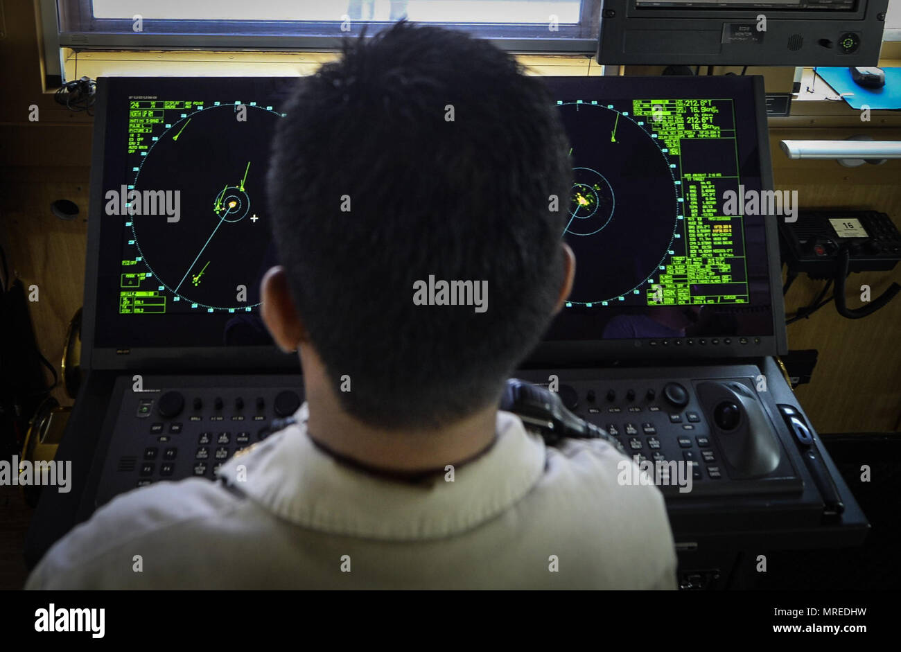 Un mariner, assegnato a USNS John Ericsson (T-AO 194), utilizza un radar durante le operazioni di ponte nell'Oceano Pacifico Giugno 8, 2017. Ericsson è un militare Sealift nave di comando che coadiuva la U.S. Navy missione con la fornitura di cibo e carburante e forniture di navi della marina militare, così che si estende la nave della marina militare è la sua capacità di rimanere in mare. (U.S. Navy combattere la foto della telecamera tramite la comunicazione di massa Specialist 1a classe Torrey W. Lee). Foto Stock