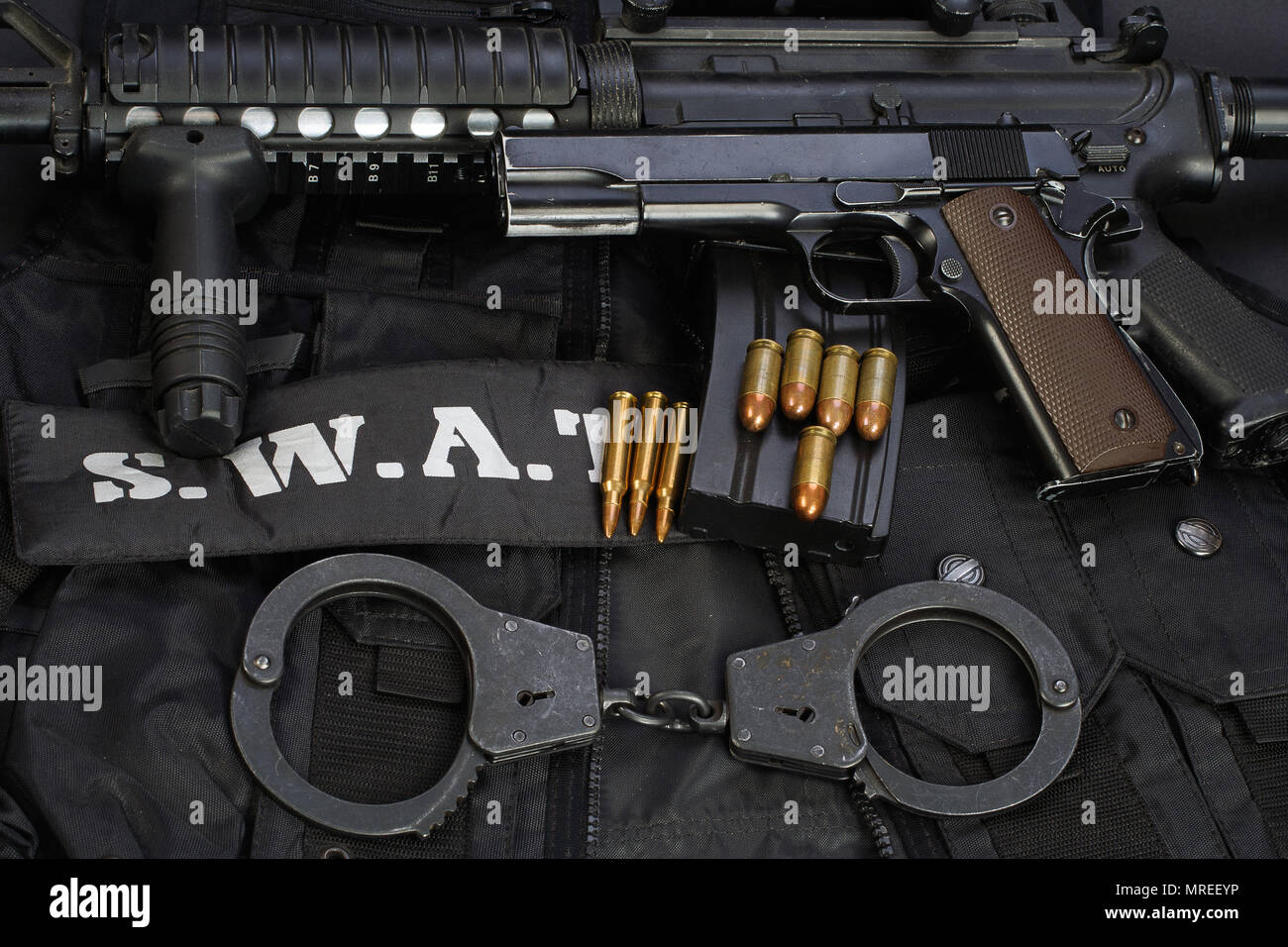 Armi speciali e operazioni tattiche team equipaggiamento su sfondo nero Foto Stock