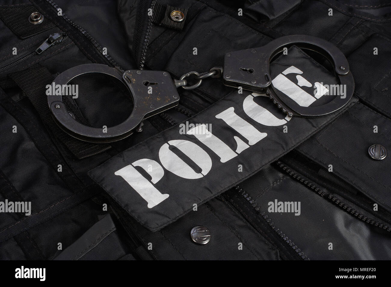 Armi speciali e operazioni tattiche team equipaggiamento su sfondo nero Foto Stock