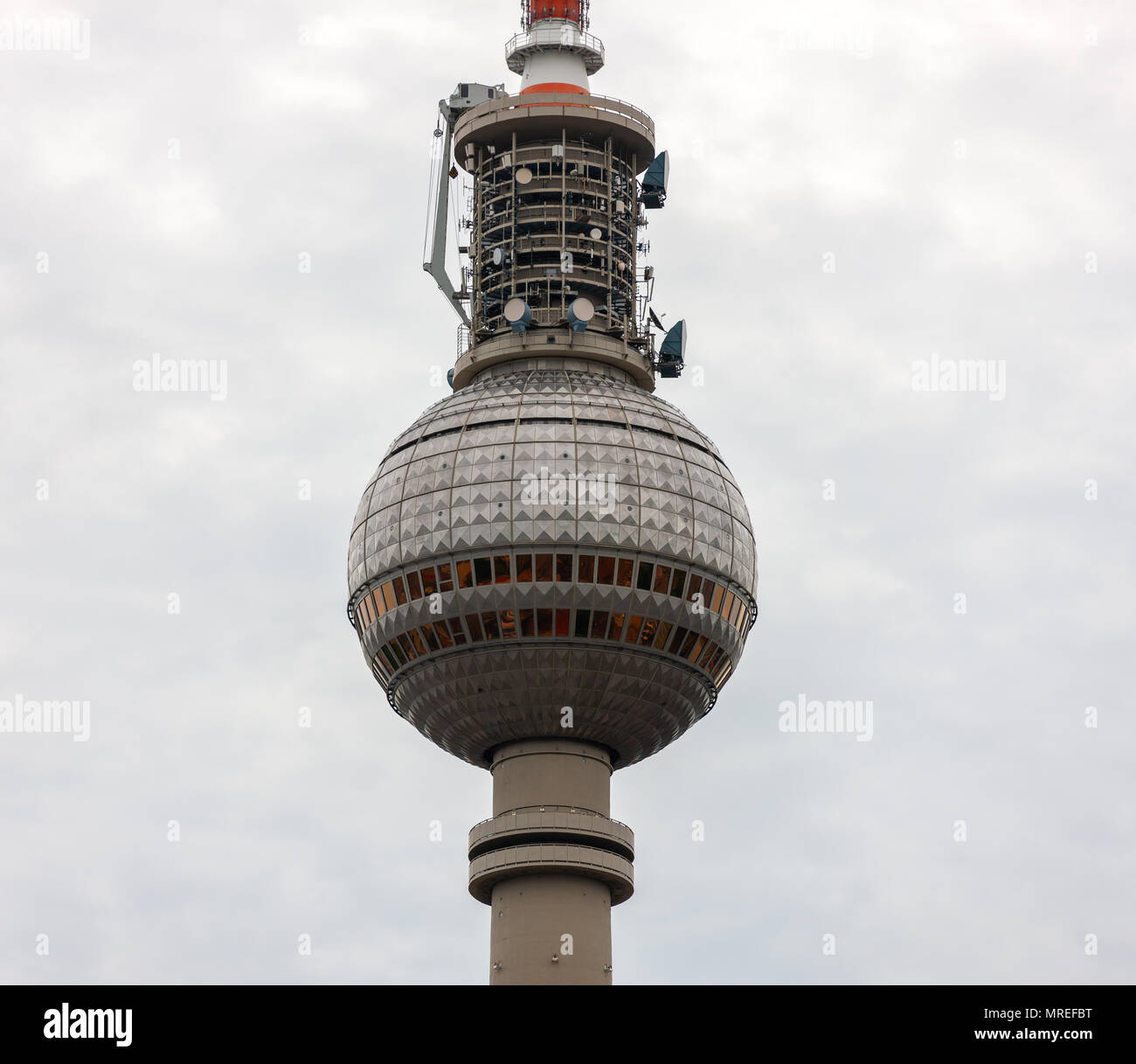 Berliner Fernsehturm, Berlino, Germania. Primo piano della alta torre di vedetta nei pressi di Alexanderplatz. Foto Stock