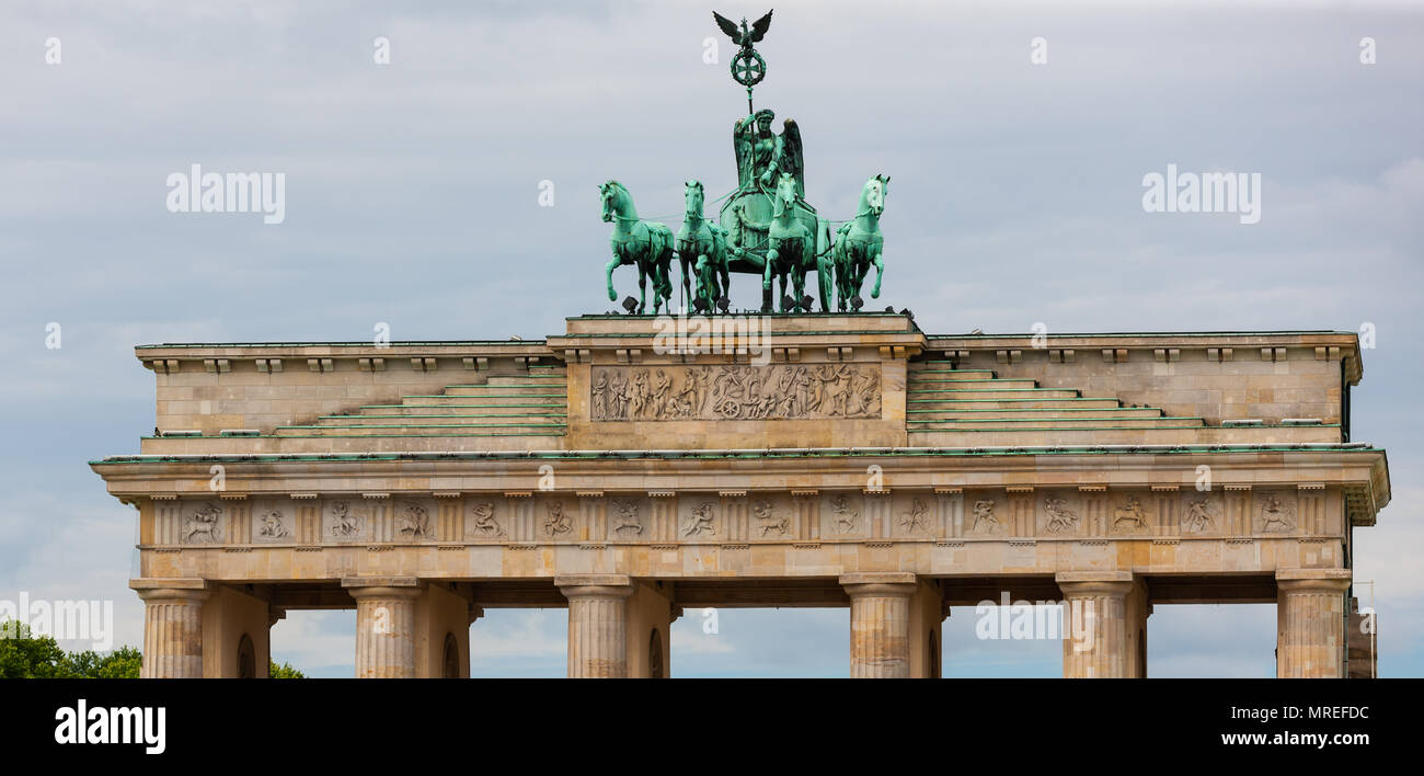 La Porta di Brandeburgo, Berlino, Germania. La sezione superiore con una scultura della quadriga, carro alba da quattro cavalli. Foto Stock