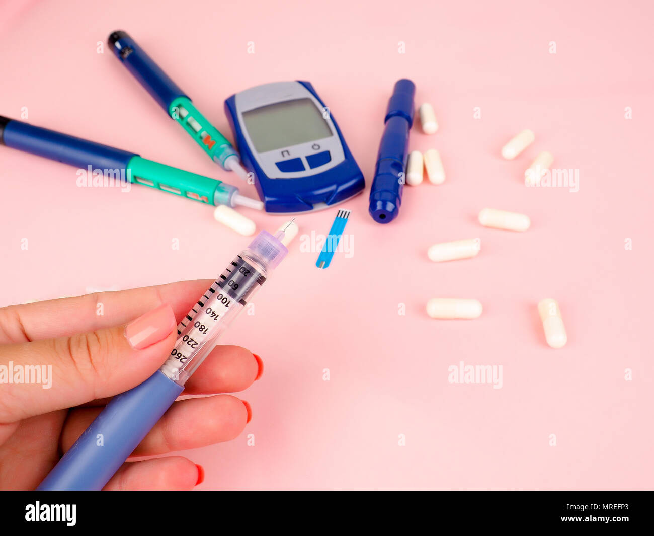 Iniezione di insulina ad ago o a penna per l'uso dai diabetici, insulina e il glucometro. Foto Stock