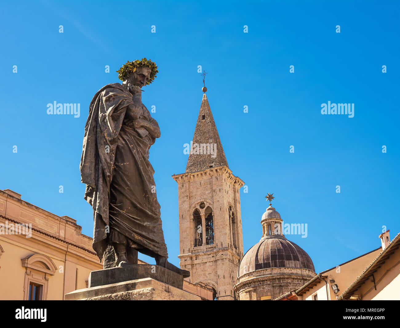 Statua di Ovidio, simbolo della città di Sulmona (Italia) Foto Stock