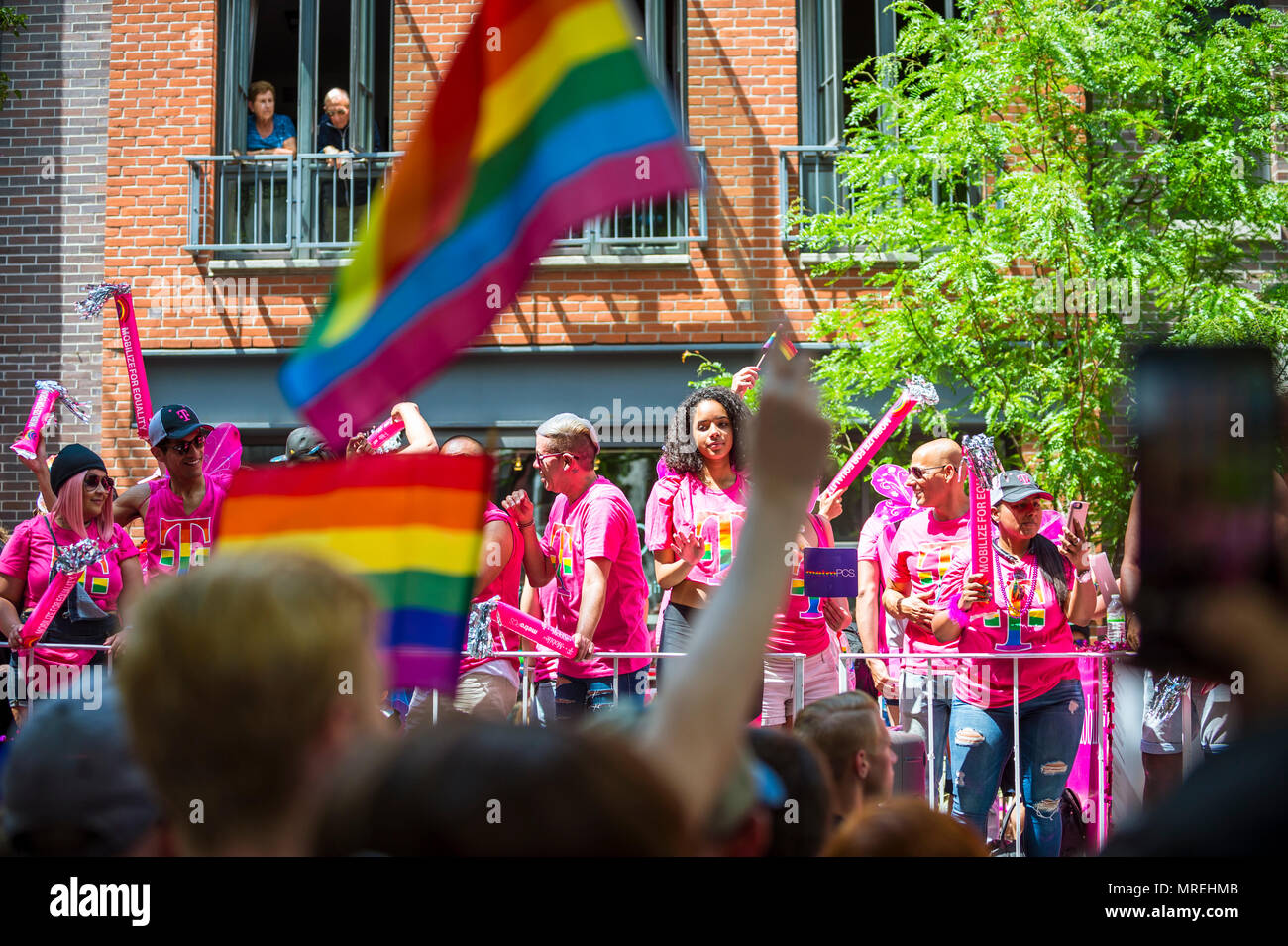 NEW YORK CITY - Giugno 25, 2017: i partecipanti onda bandiere arcobaleno su un galleggiante nel bilancio annuale Pride Parade mentre passa attraverso il Greenwich Village. Foto Stock