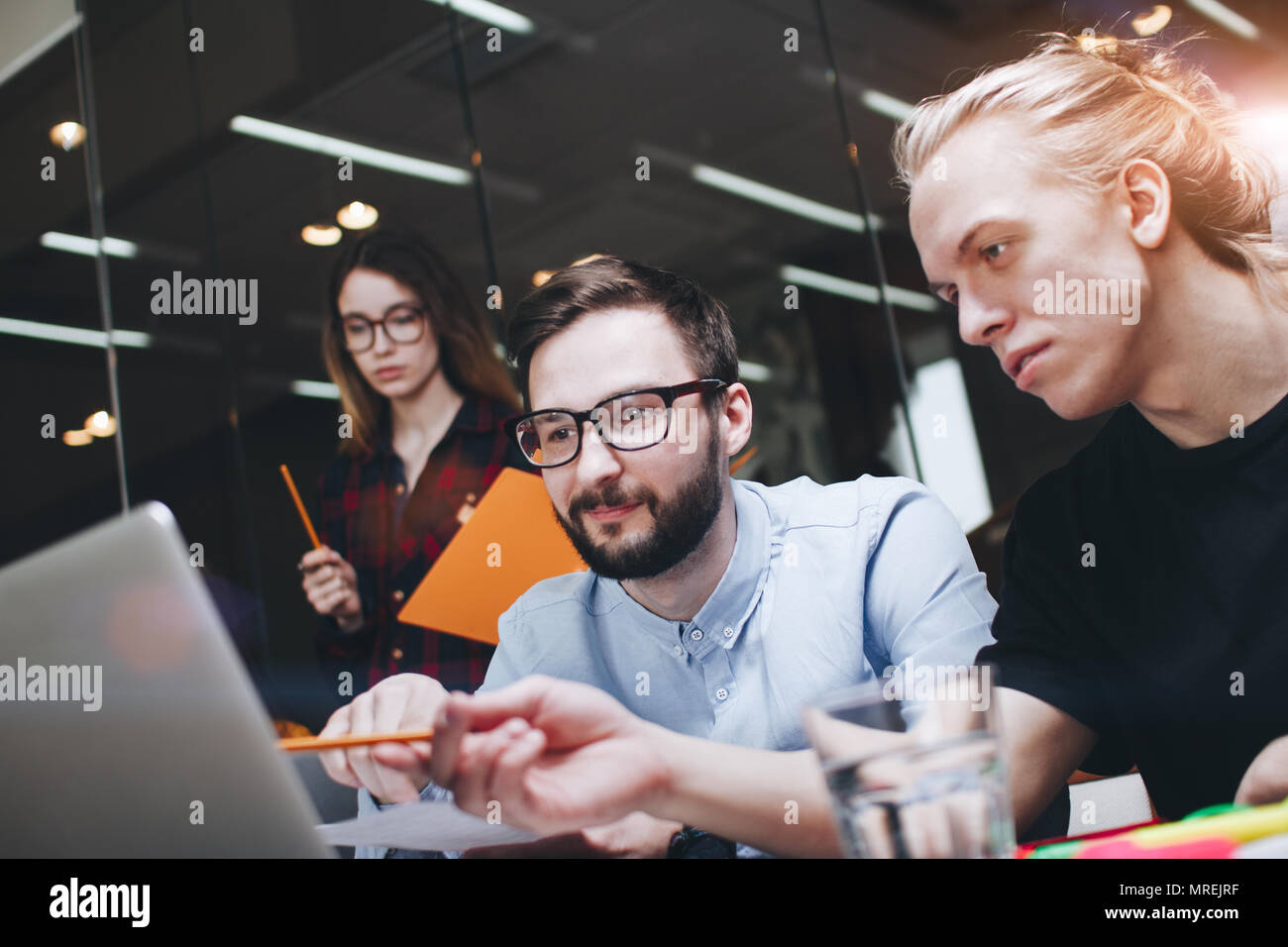 Project manager alla ricerca di processo. Coworking team lavorano insieme su un nuovo sturt up. Amicizia giovani creativi e utilizzando i moderni laptop e p Foto Stock