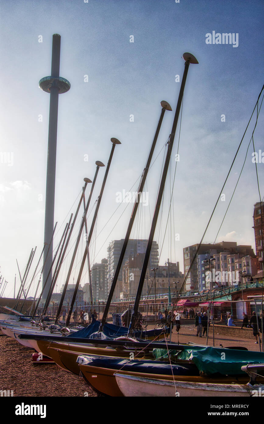 Barche a vela e l'i360 spiaggia di Brighton Sussex Foto Stock