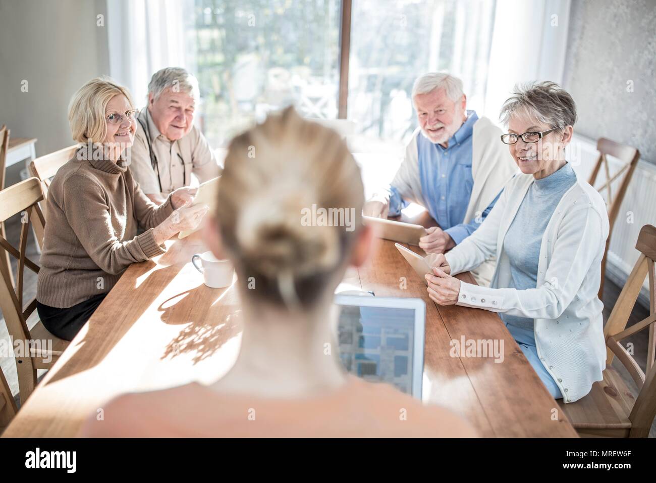 Senior adulti in casa di cura con le compresse di digitale. Foto Stock