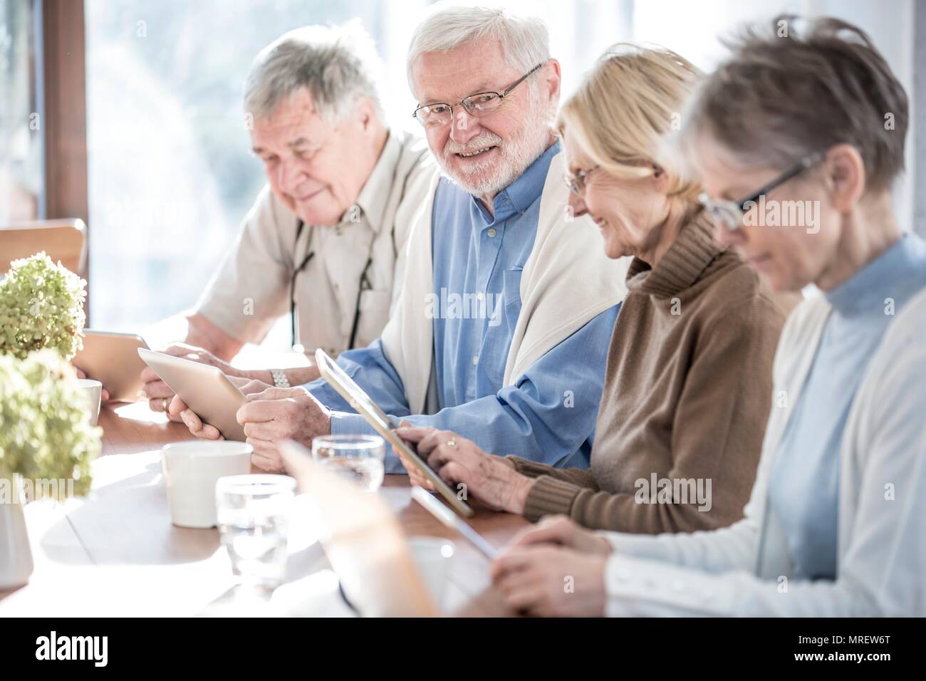 Senior adulti in casa di cura con le compresse di digitale. Foto Stock