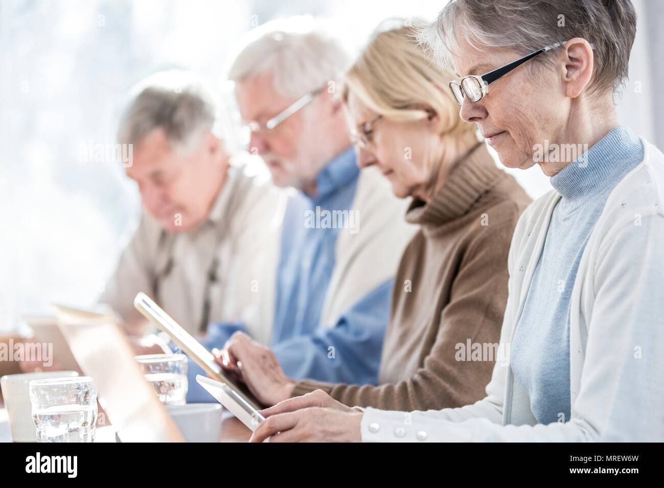 Senior adulti in casa di cura con le compresse di digitale. Foto Stock