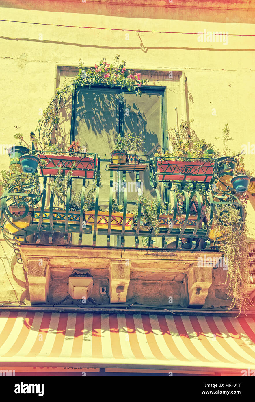 Balcone colorato con siciliana di vasi decorati Foto Stock