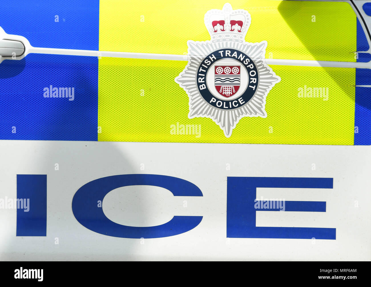 British Transport Police emblema sul lato di un auto di pattuglia Foto Stock