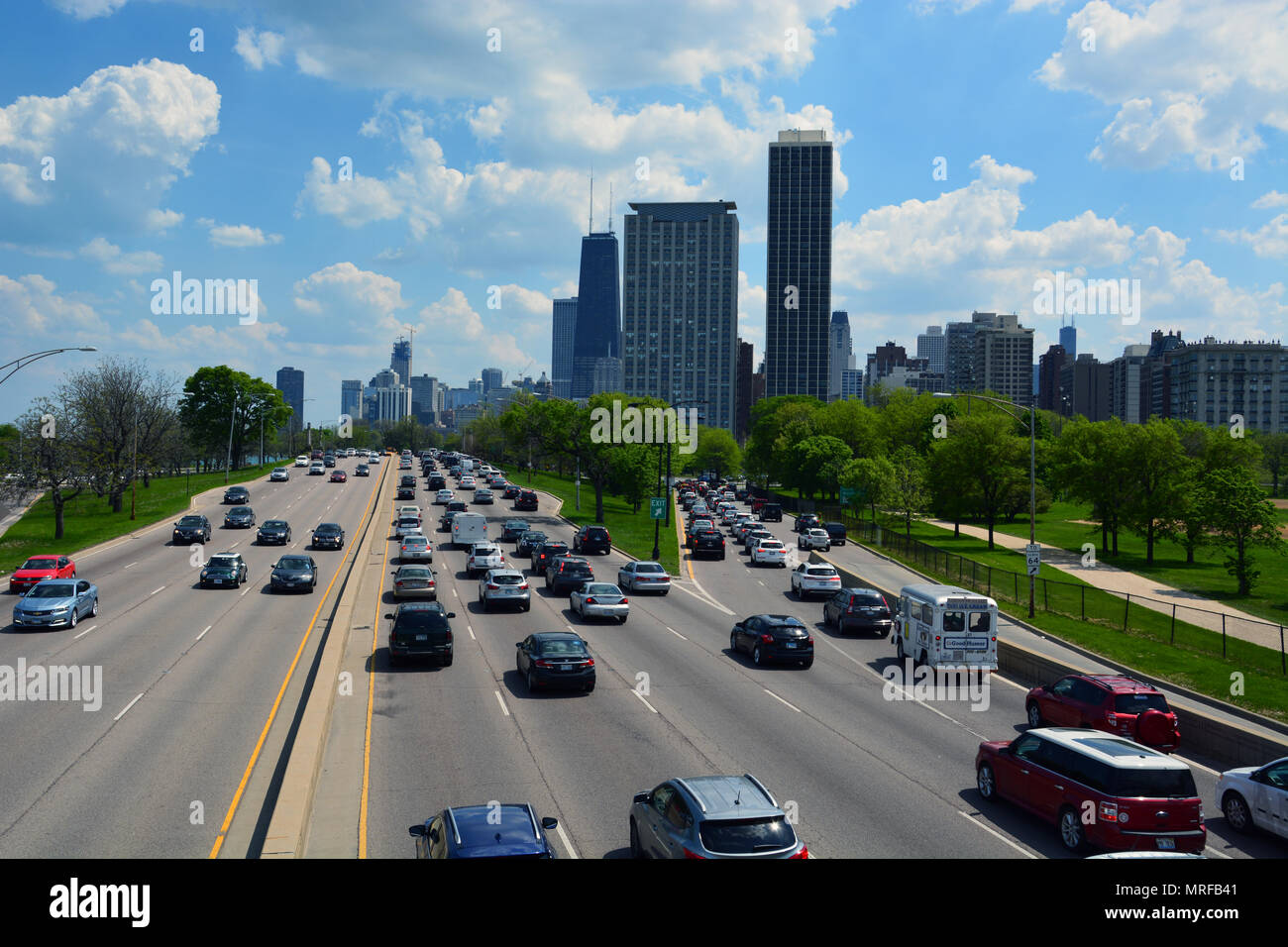 Auto e dirigersi verso il centro di Chicago sono bloccati nel traffico su Lake Shore Drive durante il weekend del Memorial Day. Foto Stock