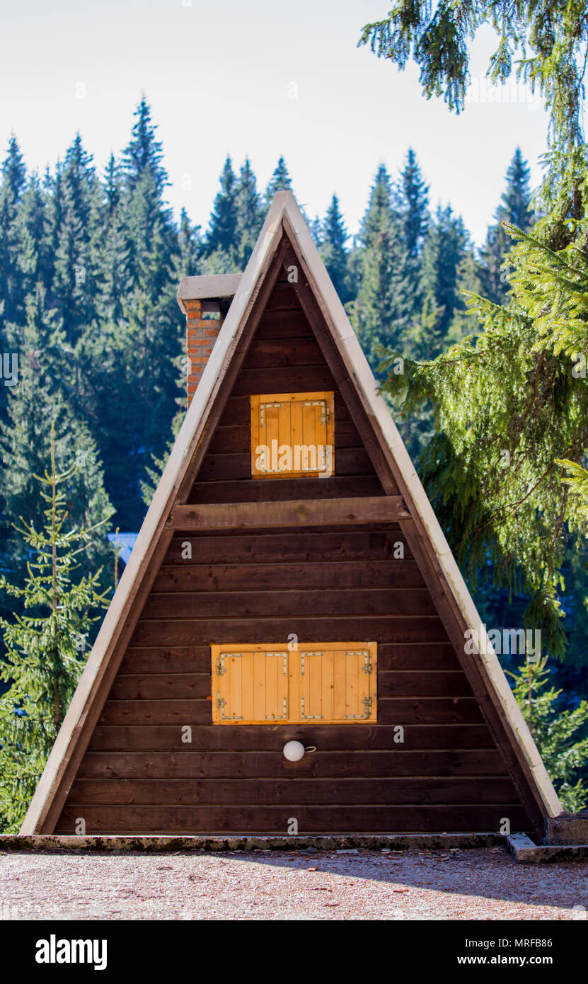 Cottage week-end, il paesaggio di montagna con tetto spiovente e finestre  con outdoor shelter in legno Foto stock - Alamy