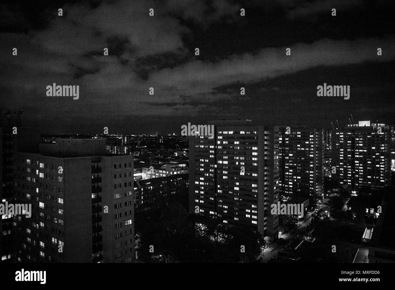 Una vista di blocchi di appartamenti da una torre Fischerinsel Block di Berlino, Germania. Foto Stock