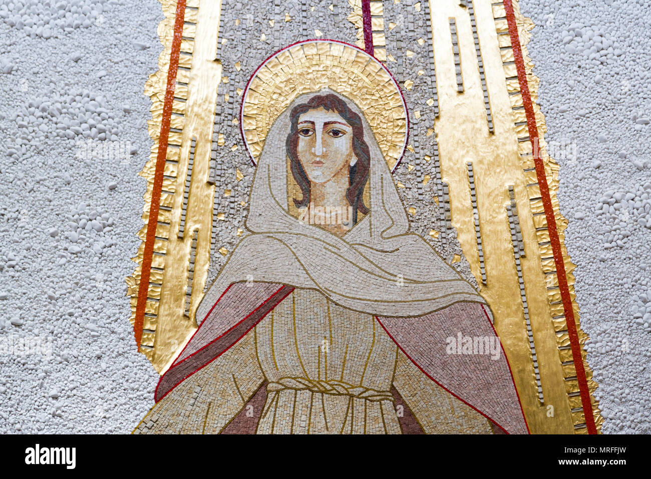 Caklov, Slovacchia. Il 13 maggio 2018. Il mosaico dell'Assunzione della Vergine Maria. La chiesa parrocchiale dell'Assunzione della Vergine Maria. Foto Stock