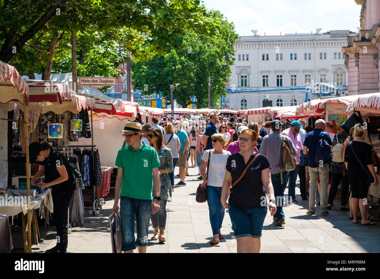 Berlino, Germania - maggio 2018: persone al mercato d'arte a Zeughaus vicino all'Isola dei musei in una giornata di sole a Berlino, Germania Foto Stock