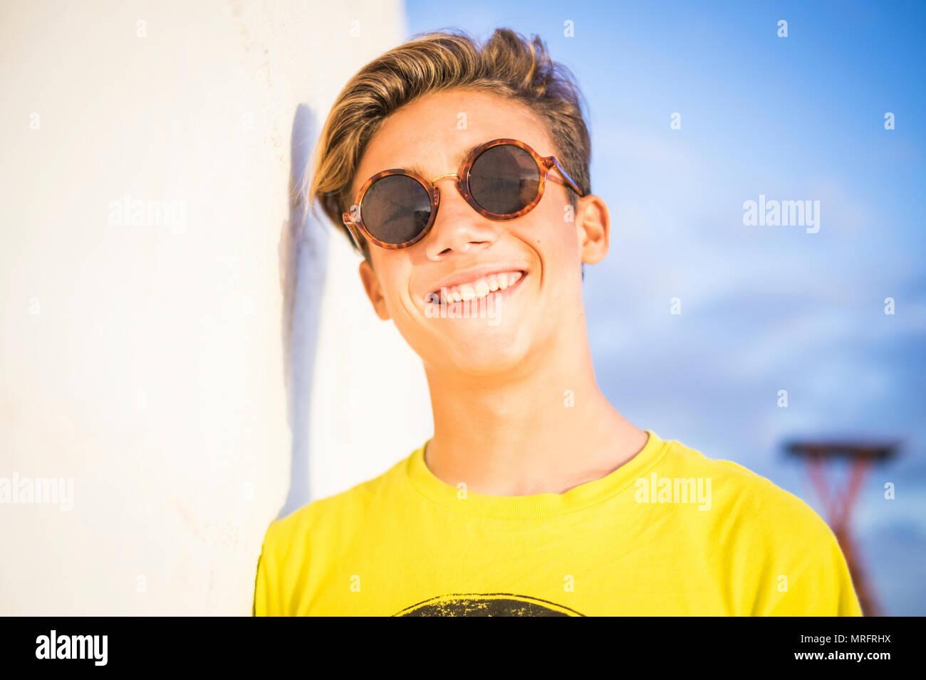 Bello e grande bella giovane modello 14 anni pongono e sorriso per la fotocamera sotto la