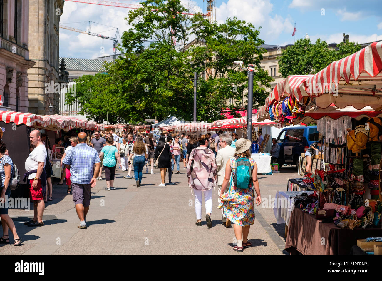 Berlino, Germania - maggio 2018: persone al mercato d'arte a Zeughaus vicino all'Isola dei musei in una giornata di sole a Berlino, Germania Foto Stock