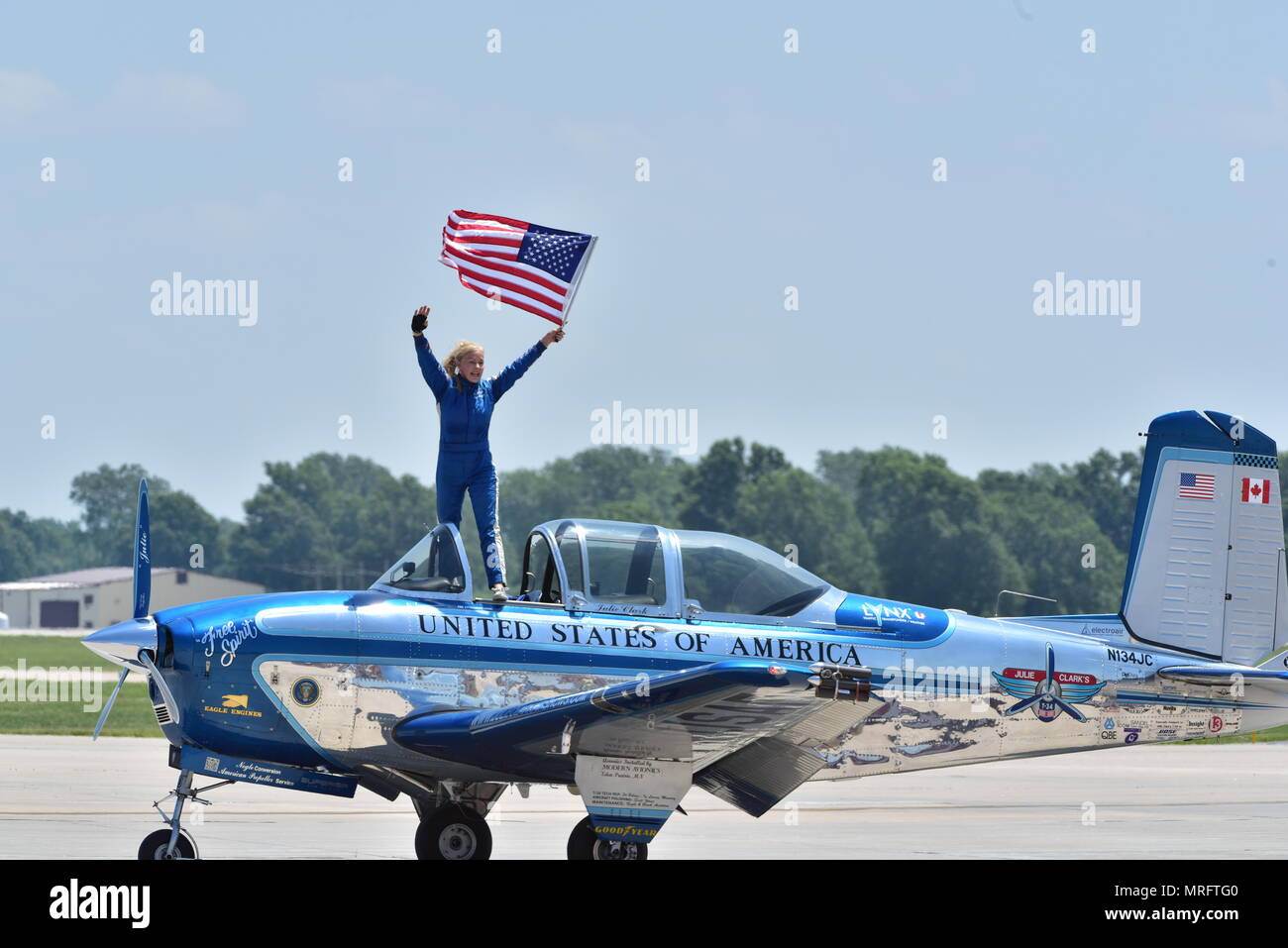 Julie Clark onde una bandiera americana dopo lo sbarco la sua Beechcraft T-34 Mentor durante le ali sopra Whiteman air show a Whiteman Air Force Base, Mo., 11 giugno 2017. L'evento in primo piano le esibizioni di combattimento aereo il comando F-16 Viper team di dimostrazione, IL GOVERNO DEGLI STATI UNITI Esercito di cavalieri d'Oro, la 442d Fighter Wing è un-10 Thunderbolt II e più. I partecipanti hanno avuto anche la possibilità di partecipare a varie visualizza statici e gli eventi di massa. Foto Stock