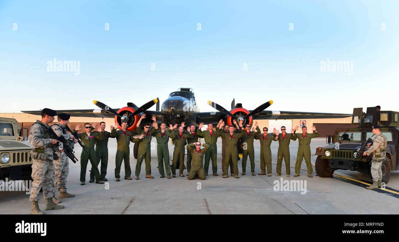 I membri della XIII Bomb Squadron (BS) posa per una rievocazione storica foto raffigurante il "acquisire" di un North American B-25 Mitchell a Whiteman Air Force Base, Mo., 11 giugno 2017. Xiii BS celebrato cento anni di servizio il 14 giugno 2017. 75 anni fa, il XIII "acquisiti" 24 B-25s dall'olandese Air Force durante la Seconda Guerra Mondiale. (U.S. Air Force foto di Tech. Sgt. Tyler Alexander) Foto Stock