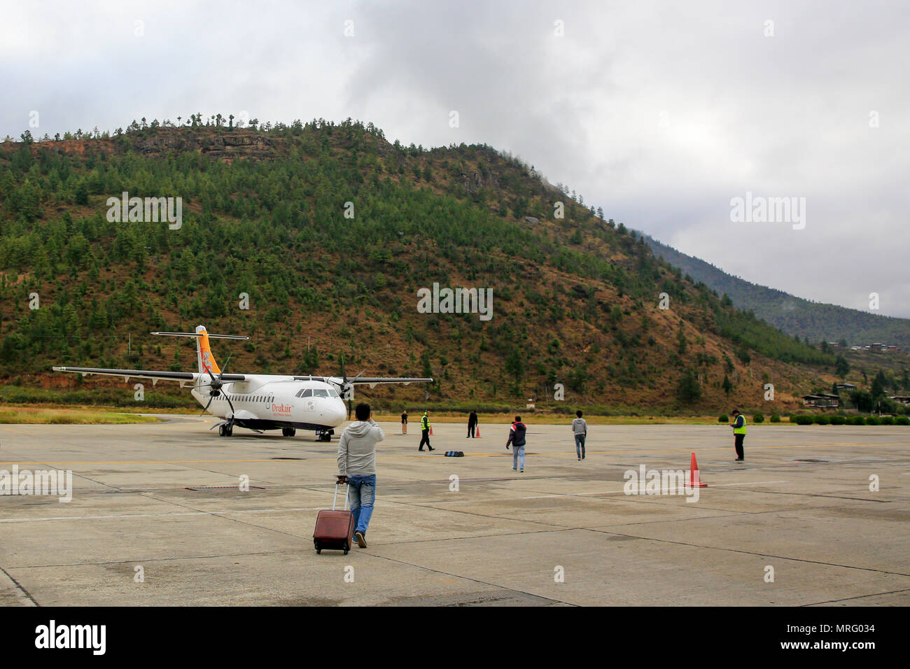 Drukair ATR 42-500 a Paro e Aeroporto Internazionale di Paro, Bhutan Foto Stock