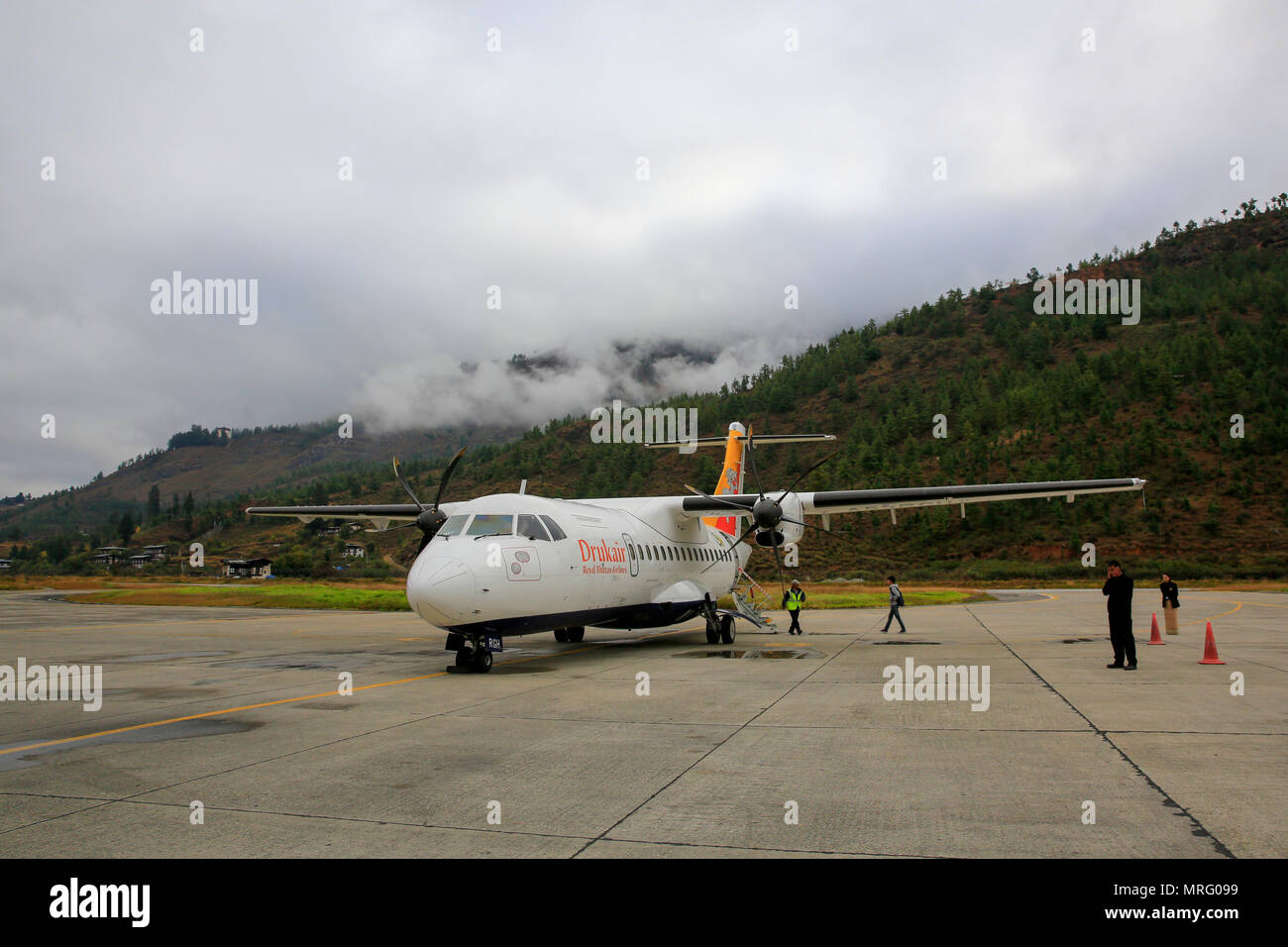 Drukair ATR 42-500 a Paro e Aeroporto Internazionale di Paro, Bhutan Foto Stock