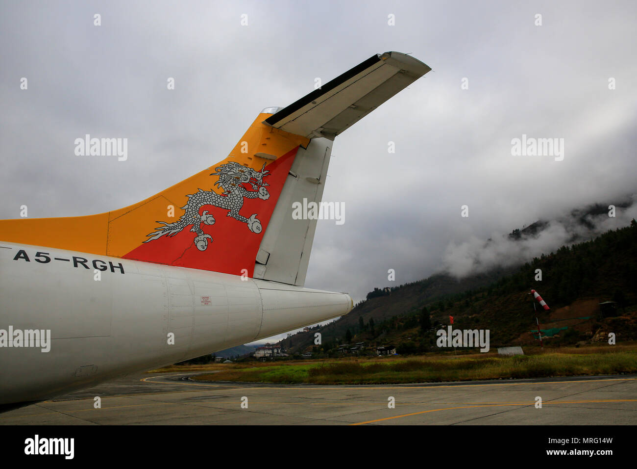 Drukair ATR 42-500 a Paro e Aeroporto Internazionale di Paro, Bhutan Foto Stock