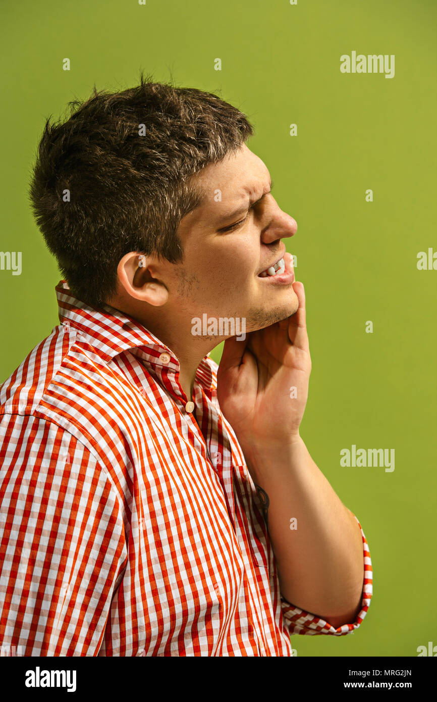 Giovane uomo è avere mal di denti. Foto Stock