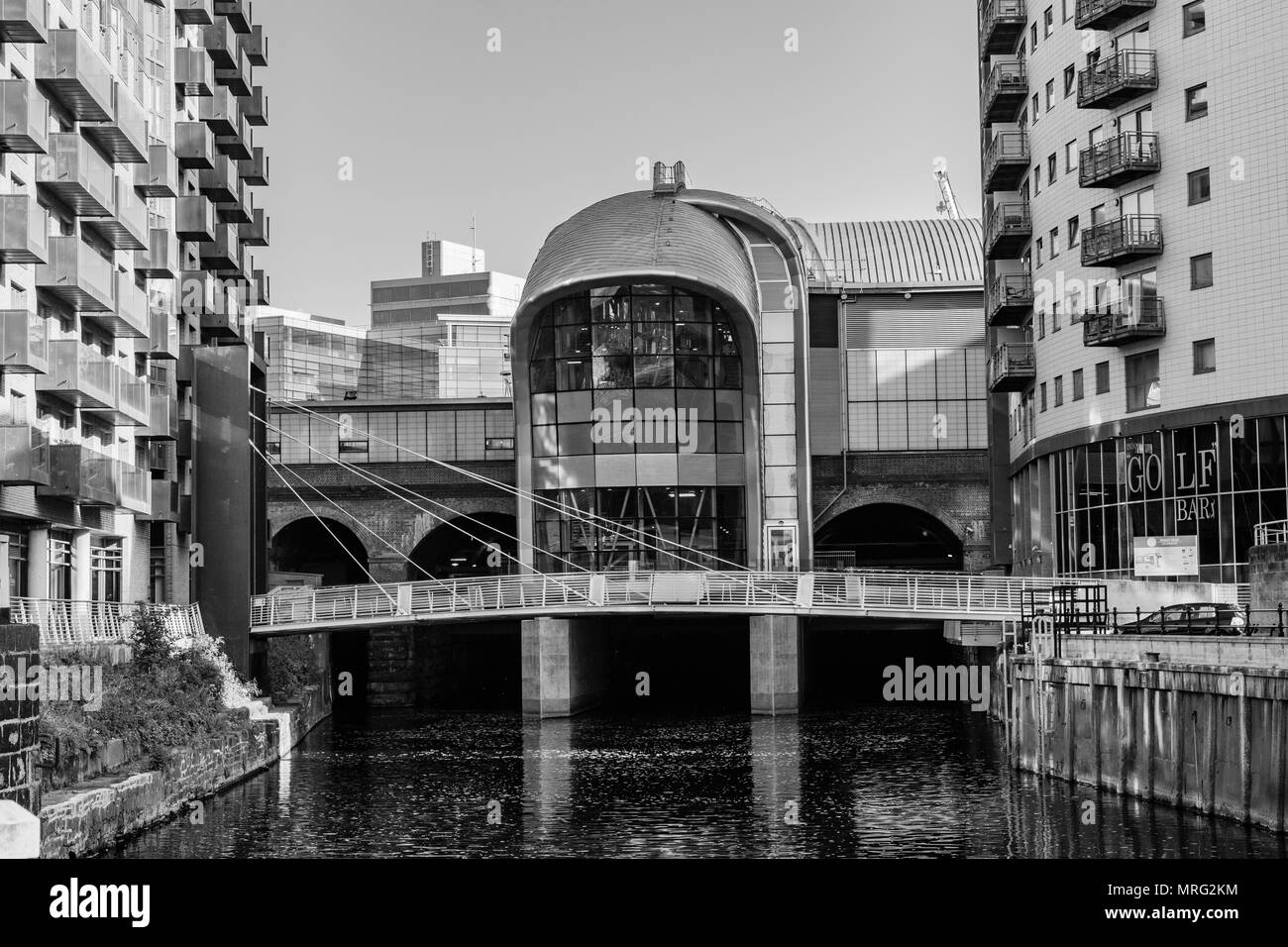 Stazione ferroviaria di Leeds, Nuova entrata Sud e moderno appartamento edifici dal fiume Aire. Foto Stock