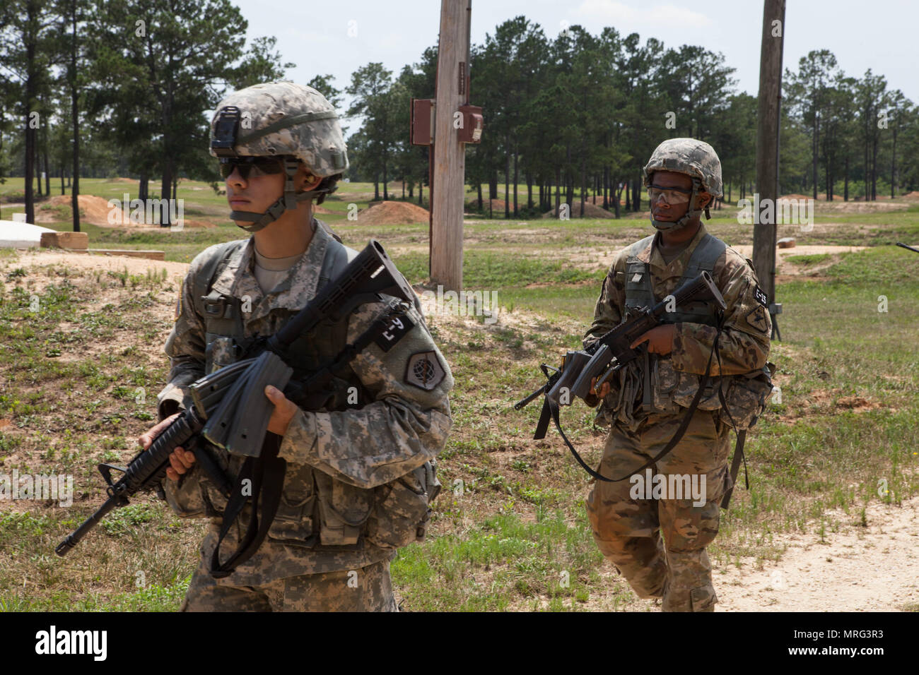 Spc. Julian Ditona, with C Company, 98th Expeditionary Signal Battalion, and Pfc. Andrew Green, with the 6th Legal Operations Detachment, walk off the range at the 2017 U.S. Army Reserve Best Warrior Competition at Fort Bragg, N.C., June 13. This year's Best Warrior Competition will determine the top noncommissioned officer and junior enlisted Soldier who will represent the U.S. Army Reserve in the Department of the Army Best Warrior Competition later this year at Fort A.P. Hill, Va. (U.S. Army Reserve photo by Lisa Velazco) (Released) Foto Stock