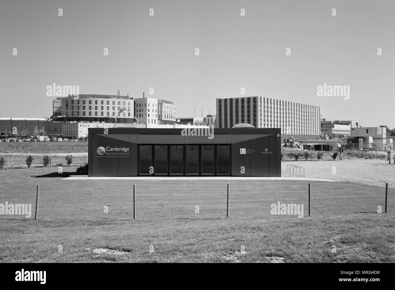 Suite di marketing del Cambridge Campus Biomedico con Addenbrooke's n. 2 parcheggio e nuovo Papworth Hospital in costruzione dietro Foto Stock