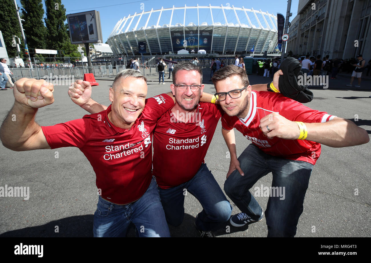 Tifosi del Liverpool fuori dallo stadio durante la finale di UEFA Champions League alla NSK Olimpiyskiy Stadium, Kiev. Foto Stock